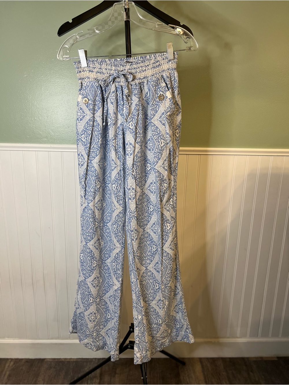 Rewash White Wide-Leg Pants with Blue Geo Print